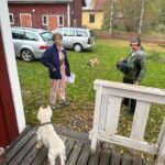 Maria Veitola Instagram – Vihdoinkin ne olisi katsottavissa! Nimittäin kolme uutta Veitola.doc-dokkaria löytyy nyt MTV Katsomosta.
Odotan innolla teidän ajatuksianne niistä. Jakakaa siis ihmeessä tämän julkaisun kommentteihin, että mitä tykkäsitte ja mitä pohdintoja uudet jaksot herättivät.
Tällä kertaa aiheita on kolme:
✨ Kauneuskirurgia ja pistoshoidot
🌙 Syömishäiriöt
✨ Psykedeelit
Haluaisin tässä kohtaa kiittää mun ihanaa, mega ammattitaitoista työryhmää ja kaikkia tähän projektiin osallistuneita, taustalla haastateltuja kymmeniä asiantuntijoita.
Koko sydämestäni kiitos ennen kaikkea dokkarin päähenkilöille: te teitte sen. Olitte rohkeita kaikkien niiden puolesta, jotka eivät syystä tai toisesta siihen kykene. Näytitte koko Suomelle, mistä näissä asioissa todella on kyse. Olen teistä kaikista tosi ylpeä. ❤️
Kun keskustelemme nyky-yhteiskunnan haasteista ja erilaisista rikkovista teemoista olemme tekemisissä tavallisten ihmisten kanssa. Todellisista ihmisistä jotka elävät näiden teemojen värittämää arkea.
Kaikki he ovat kokonaisia ihmisiä ja polkuja heidän nykyiseen arkeensa on ollut lukemattomia. Ethän siis koskaan oleta tai tuomitse. Harvoin nimittäin saamme kuulla koko tarinaa.
Tämän dokkarikauden tarkoitus onkin avata teemoja, jotka typistyvät liian usein mustavalkoisiksi klikkiotsikoiksi ja skandaaleiksi. Kyse on kuitenkin aina oikeista ihmisistä ja he pääsevät nyt itse ääneen.
Haluaisinkin nyt kuulla millaisia ajatuksia teille heräsi? Entä mitä aiheita toivoisitte minun käsittelevän tulevaisuuden dokkari-jaksoissa jos sellaisia vielä on mahdollista tehdä.
#veitoladoc #mtvkatsomo