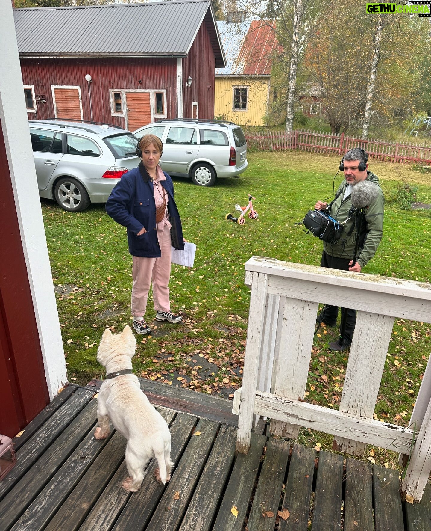 Maria Veitola Instagram - Vihdoinkin ne olisi katsottavissa! Nimittäin kolme uutta Veitola.doc-dokkaria löytyy nyt MTV Katsomosta. Odotan innolla teidän ajatuksianne niistä. Jakakaa siis ihmeessä tämän julkaisun kommentteihin, että mitä tykkäsitte ja mitä pohdintoja uudet jaksot herättivät. Tällä kertaa aiheita on kolme: ✨ Kauneuskirurgia ja pistoshoidot 🌙 Syömishäiriöt ✨ Psykedeelit Haluaisin tässä kohtaa kiittää mun ihanaa, mega ammattitaitoista työryhmää ja kaikkia tähän projektiin osallistuneita, taustalla haastateltuja kymmeniä asiantuntijoita. Koko sydämestäni kiitos ennen kaikkea dokkarin päähenkilöille: te teitte sen. Olitte rohkeita kaikkien niiden puolesta, jotka eivät syystä tai toisesta siihen kykene. Näytitte koko Suomelle, mistä näissä asioissa todella on kyse. Olen teistä kaikista tosi ylpeä. ❤️ Kun keskustelemme nyky-yhteiskunnan haasteista ja erilaisista rikkovista teemoista olemme tekemisissä tavallisten ihmisten kanssa. Todellisista ihmisistä jotka elävät näiden teemojen värittämää arkea. Kaikki he ovat kokonaisia ihmisiä ja polkuja heidän nykyiseen arkeensa on ollut lukemattomia. Ethän siis koskaan oleta tai tuomitse. Harvoin nimittäin saamme kuulla koko tarinaa. Tämän dokkarikauden tarkoitus onkin avata teemoja, jotka typistyvät liian usein mustavalkoisiksi klikkiotsikoiksi ja skandaaleiksi. Kyse on kuitenkin aina oikeista ihmisistä ja he pääsevät nyt itse ääneen. Haluaisinkin nyt kuulla millaisia ajatuksia teille heräsi? Entä mitä aiheita toivoisitte minun käsittelevän tulevaisuuden dokkari-jaksoissa jos sellaisia vielä on mahdollista tehdä. #veitoladoc #mtvkatsomo