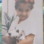 Mariam Hernández Instagram – Hace unos días cumplí 43 años… 43. Lo repito porque siempre me ha costado decir mi edad por aquí. El miedo al paso de los años, a que no me llamen tanto en mi trabajo por ser mayor , a no gustar (a los demás, o mejor dicho, “a ellos” ) … pues sí tengo 43 y aunque da vértigo , en todos los sentidos, me siento bien , probablemente mejor que antes. Me siento más valiente y más serena (y esto último ha sido un trabajo de muchos  años).

Hoy, mi hija me ha dicho  que tenía que ponerse “guapa” porque Cocodrilo tenía  que verla fabulosa…. “Tú ya eres fabulosa cariño, le dije! Y ponte lo que quieras sólo si a ti te gusta y tú quieres, ¡¡da igual lo que piense cocodrilo!!”… hay algo social que empieza a aflorar, el gustar, el encajar, la aprobación de los demás… “ . Pensé que ella saldría de eso, que sería más libre, pero está claro que hay que seguir  en la lucha. Sigue el viaje…
Felices 43 para mí ❣️