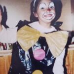 Mariam Hernández Instagram – Hace unos días cumplí 43 años… 43. Lo repito porque siempre me ha costado decir mi edad por aquí. El miedo al paso de los años, a que no me llamen tanto en mi trabajo por ser mayor , a no gustar (a los demás, o mejor dicho, “a ellos” ) … pues sí tengo 43 y aunque da vértigo , en todos los sentidos, me siento bien , probablemente mejor que antes. Me siento más valiente y más serena (y esto último ha sido un trabajo de muchos  años).

Hoy, mi hija me ha dicho  que tenía que ponerse “guapa” porque Cocodrilo tenía  que verla fabulosa…. “Tú ya eres fabulosa cariño, le dije! Y ponte lo que quieras sólo si a ti te gusta y tú quieres, ¡¡da igual lo que piense cocodrilo!!”… hay algo social que empieza a aflorar, el gustar, el encajar, la aprobación de los demás… “ . Pensé que ella saldría de eso, que sería más libre, pero está claro que hay que seguir  en la lucha. Sigue el viaje…
Felices 43 para mí ❣️