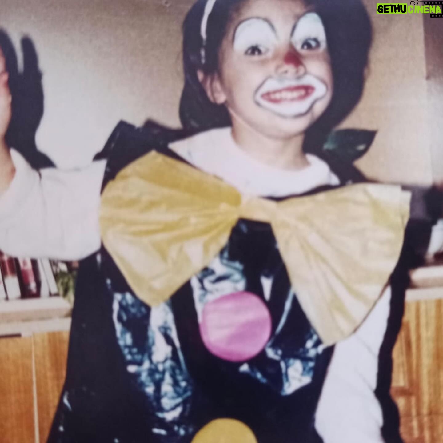 Mariam Hernández Instagram - Hace unos días cumplí 43 años… 43. Lo repito porque siempre me ha costado decir mi edad por aquí. El miedo al paso de los años, a que no me llamen tanto en mi trabajo por ser mayor , a no gustar (a los demás, o mejor dicho, “a ellos” ) … pues sí tengo 43 y aunque da vértigo , en todos los sentidos, me siento bien , probablemente mejor que antes. Me siento más valiente y más serena (y esto último ha sido un trabajo de muchos años). Hoy, mi hija me ha dicho que tenía que ponerse “guapa” porque Cocodrilo tenía que verla fabulosa…. “Tú ya eres fabulosa cariño, le dije! Y ponte lo que quieras sólo si a ti te gusta y tú quieres, ¡¡da igual lo que piense cocodrilo!!”… hay algo social que empieza a aflorar, el gustar, el encajar, la aprobación de los demás… “ . Pensé que ella saldría de eso, que sería más libre, pero está claro que hay que seguir en la lucha. Sigue el viaje… Felices 43 para mí ❣️