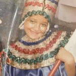 Mariam Hernández Instagram – Hace unos días cumplí 43 años… 43. Lo repito porque siempre me ha costado decir mi edad por aquí. El miedo al paso de los años, a que no me llamen tanto en mi trabajo por ser mayor , a no gustar (a los demás, o mejor dicho, “a ellos” ) … pues sí tengo 43 y aunque da vértigo , en todos los sentidos, me siento bien , probablemente mejor que antes. Me siento más valiente y más serena (y esto último ha sido un trabajo de muchos  años).

Hoy, mi hija me ha dicho  que tenía que ponerse “guapa” porque Cocodrilo tenía  que verla fabulosa…. “Tú ya eres fabulosa cariño, le dije! Y ponte lo que quieras sólo si a ti te gusta y tú quieres, ¡¡da igual lo que piense cocodrilo!!”… hay algo social que empieza a aflorar, el gustar, el encajar, la aprobación de los demás… “ . Pensé que ella saldría de eso, que sería más libre, pero está claro que hay que seguir  en la lucha. Sigue el viaje…
Felices 43 para mí ❣️