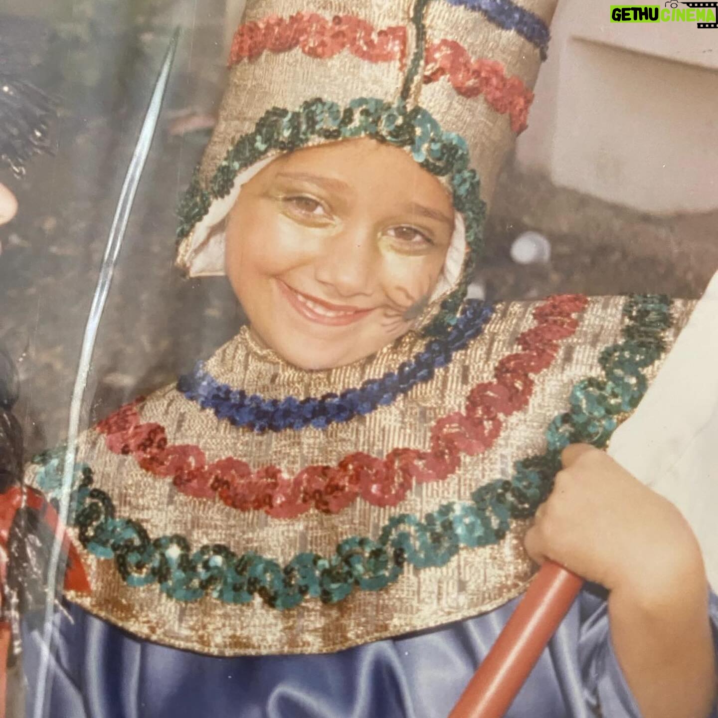 Mariam Hernández Instagram - Hace unos días cumplí 43 años… 43. Lo repito porque siempre me ha costado decir mi edad por aquí. El miedo al paso de los años, a que no me llamen tanto en mi trabajo por ser mayor , a no gustar (a los demás, o mejor dicho, “a ellos” ) … pues sí tengo 43 y aunque da vértigo , en todos los sentidos, me siento bien , probablemente mejor que antes. Me siento más valiente y más serena (y esto último ha sido un trabajo de muchos años). Hoy, mi hija me ha dicho que tenía que ponerse “guapa” porque Cocodrilo tenía que verla fabulosa…. “Tú ya eres fabulosa cariño, le dije! Y ponte lo que quieras sólo si a ti te gusta y tú quieres, ¡¡da igual lo que piense cocodrilo!!”… hay algo social que empieza a aflorar, el gustar, el encajar, la aprobación de los demás… “ . Pensé que ella saldría de eso, que sería más libre, pero está claro que hay que seguir en la lucha. Sigue el viaje… Felices 43 para mí ❣️
