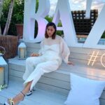 Mariam Hernández Instagram – Pues ayer estuvimos en una de las terrazas más bonitas de Madrid: música con vistas, risas y vinos, para qué más?? 
@harpersbazaares 💥

Gracias  @noeminohales de la mano de @yslbeauty #yslbeauty #makeuplook 

Look by @mardy_nogales 
@beatriz_de_la_camara @joyassardinero 
@lodishoes 

@jcarlosmauri ❣️