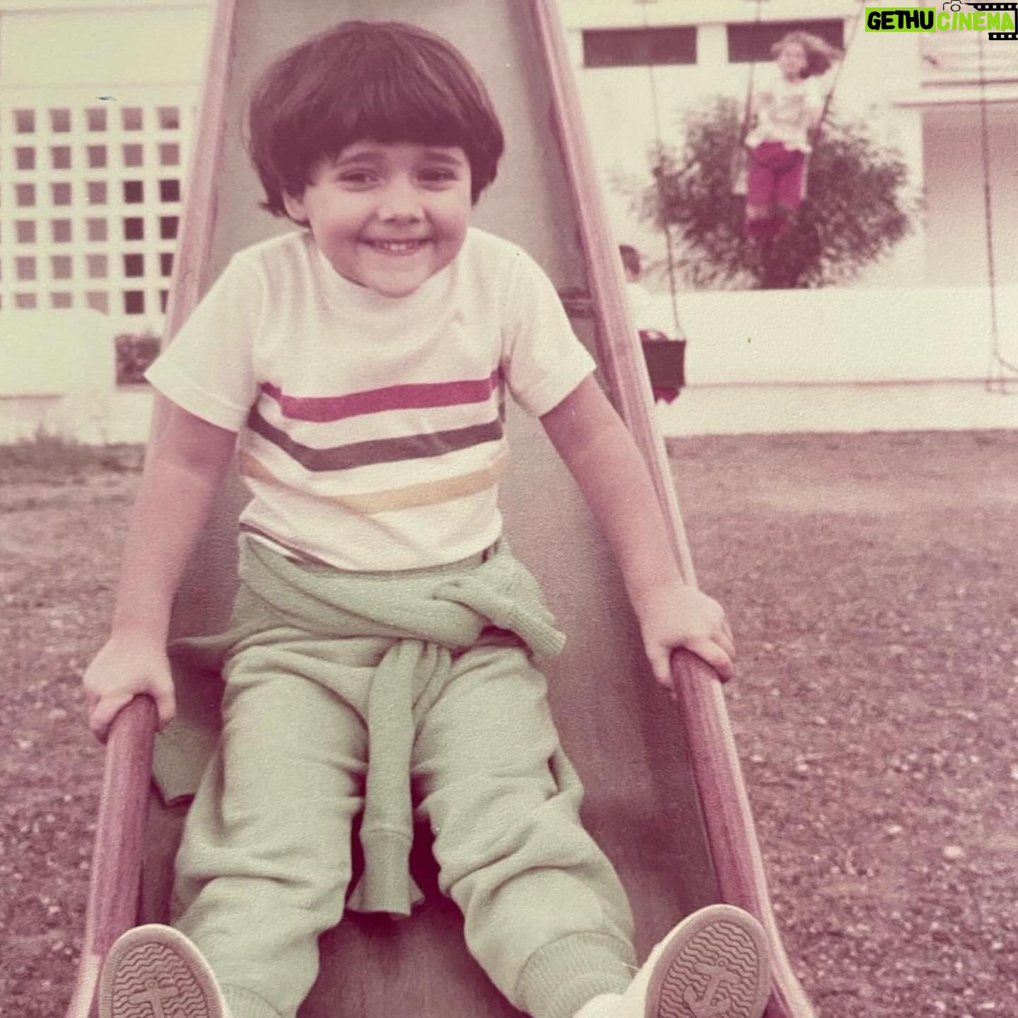 Mariam Hernández Instagram - Hace unos días cumplí 43 años… 43. Lo repito porque siempre me ha costado decir mi edad por aquí. El miedo al paso de los años, a que no me llamen tanto en mi trabajo por ser mayor , a no gustar (a los demás, o mejor dicho, “a ellos” ) … pues sí tengo 43 y aunque da vértigo , en todos los sentidos, me siento bien , probablemente mejor que antes. Me siento más valiente y más serena (y esto último ha sido un trabajo de muchos años). Hoy, mi hija me ha dicho que tenía que ponerse “guapa” porque Cocodrilo tenía que verla fabulosa…. “Tú ya eres fabulosa cariño, le dije! Y ponte lo que quieras sólo si a ti te gusta y tú quieres, ¡¡da igual lo que piense cocodrilo!!”… hay algo social que empieza a aflorar, el gustar, el encajar, la aprobación de los demás… “ . Pensé que ella saldría de eso, que sería más libre, pero está claro que hay que seguir en la lucha. Sigue el viaje… Felices 43 para mí ❣️