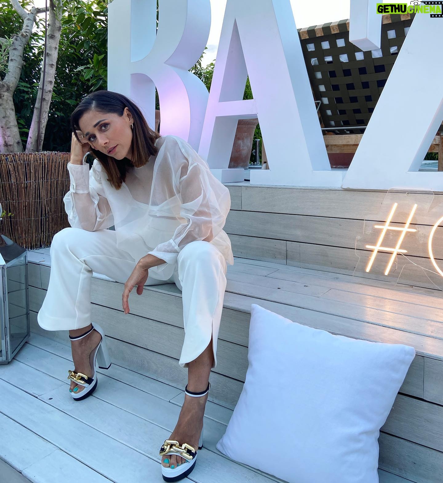 Mariam Hernández Instagram - Pues ayer estuvimos en una de las terrazas más bonitas de Madrid: música con vistas, risas y vinos, para qué más?? @harpersbazaares 💥 Gracias @noeminohales de la mano de @yslbeauty #yslbeauty #makeuplook Look by @mardy_nogales @beatriz_de_la_camara @joyassardinero @lodishoes @jcarlosmauri ❣️