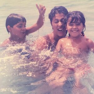 Mariam Hernández Instagram - Hace unos días cumplí 43 años… 43. Lo repito porque siempre me ha costado decir mi edad por aquí. El miedo al paso de los años, a que no me llamen tanto en mi trabajo por ser mayor , a no gustar (a los demás, o mejor dicho, “a ellos” ) … pues sí tengo 43 y aunque da vértigo , en todos los sentidos, me siento bien , probablemente mejor que antes. Me siento más valiente y más serena (y esto último ha sido un trabajo de muchos  años).

Hoy, mi hija me ha dicho  que tenía que ponerse “guapa” porque Cocodrilo tenía  que verla fabulosa…. “Tú ya eres fabulosa cariño, le dije! Y ponte lo que quieras sólo si a ti te gusta y tú quieres, ¡¡da igual lo que piense cocodrilo!!”… hay algo social que empieza a aflorar, el gustar, el encajar, la aprobación de los demás… “ . Pensé que ella saldría de eso, que sería más libre, pero está claro que hay que seguir  en la lucha. Sigue el viaje…
Felices 43 para mí ❣️