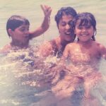 Mariam Hernández Instagram – Hace unos días cumplí 43 años… 43. Lo repito porque siempre me ha costado decir mi edad por aquí. El miedo al paso de los años, a que no me llamen tanto en mi trabajo por ser mayor , a no gustar (a los demás, o mejor dicho, “a ellos” ) … pues sí tengo 43 y aunque da vértigo , en todos los sentidos, me siento bien , probablemente mejor que antes. Me siento más valiente y más serena (y esto último ha sido un trabajo de muchos  años).

Hoy, mi hija me ha dicho  que tenía que ponerse “guapa” porque Cocodrilo tenía  que verla fabulosa…. “Tú ya eres fabulosa cariño, le dije! Y ponte lo que quieras sólo si a ti te gusta y tú quieres, ¡¡da igual lo que piense cocodrilo!!”… hay algo social que empieza a aflorar, el gustar, el encajar, la aprobación de los demás… “ . Pensé que ella saldría de eso, que sería más libre, pero está claro que hay que seguir  en la lucha. Sigue el viaje…
Felices 43 para mí ❣️