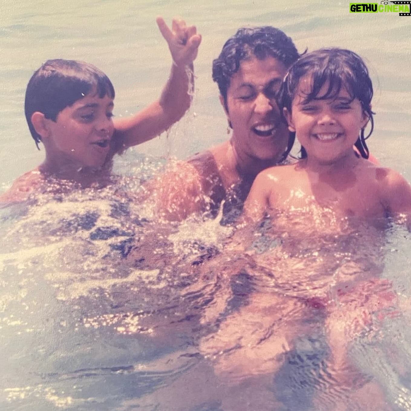Mariam Hernández Instagram - Hace unos días cumplí 43 años… 43. Lo repito porque siempre me ha costado decir mi edad por aquí. El miedo al paso de los años, a que no me llamen tanto en mi trabajo por ser mayor , a no gustar (a los demás, o mejor dicho, “a ellos” ) … pues sí tengo 43 y aunque da vértigo , en todos los sentidos, me siento bien , probablemente mejor que antes. Me siento más valiente y más serena (y esto último ha sido un trabajo de muchos años). Hoy, mi hija me ha dicho que tenía que ponerse “guapa” porque Cocodrilo tenía que verla fabulosa…. “Tú ya eres fabulosa cariño, le dije! Y ponte lo que quieras sólo si a ti te gusta y tú quieres, ¡¡da igual lo que piense cocodrilo!!”… hay algo social que empieza a aflorar, el gustar, el encajar, la aprobación de los demás… “ . Pensé que ella saldría de eso, que sería más libre, pero está claro que hay que seguir en la lucha. Sigue el viaje… Felices 43 para mí ❣️