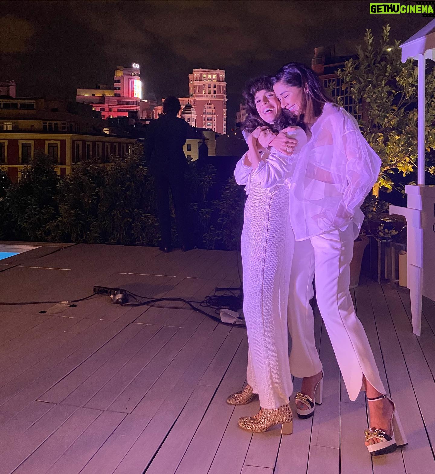 Mariam Hernández Instagram - Pues ayer estuvimos en una de las terrazas más bonitas de Madrid: música con vistas, risas y vinos, para qué más?? @harpersbazaares 💥 Gracias @noeminohales de la mano de @yslbeauty #yslbeauty #makeuplook Look by @mardy_nogales @beatriz_de_la_camara @joyassardinero @lodishoes @jcarlosmauri ❣️