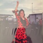 Mariam Hernández Instagram – Hace unos días cumplí 43 años… 43. Lo repito porque siempre me ha costado decir mi edad por aquí. El miedo al paso de los años, a que no me llamen tanto en mi trabajo por ser mayor , a no gustar (a los demás, o mejor dicho, “a ellos” ) … pues sí tengo 43 y aunque da vértigo , en todos los sentidos, me siento bien , probablemente mejor que antes. Me siento más valiente y más serena (y esto último ha sido un trabajo de muchos  años).

Hoy, mi hija me ha dicho  que tenía que ponerse “guapa” porque Cocodrilo tenía  que verla fabulosa…. “Tú ya eres fabulosa cariño, le dije! Y ponte lo que quieras sólo si a ti te gusta y tú quieres, ¡¡da igual lo que piense cocodrilo!!”… hay algo social que empieza a aflorar, el gustar, el encajar, la aprobación de los demás… “ . Pensé que ella saldría de eso, que sería más libre, pero está claro que hay que seguir  en la lucha. Sigue el viaje…
Felices 43 para mí ❣️