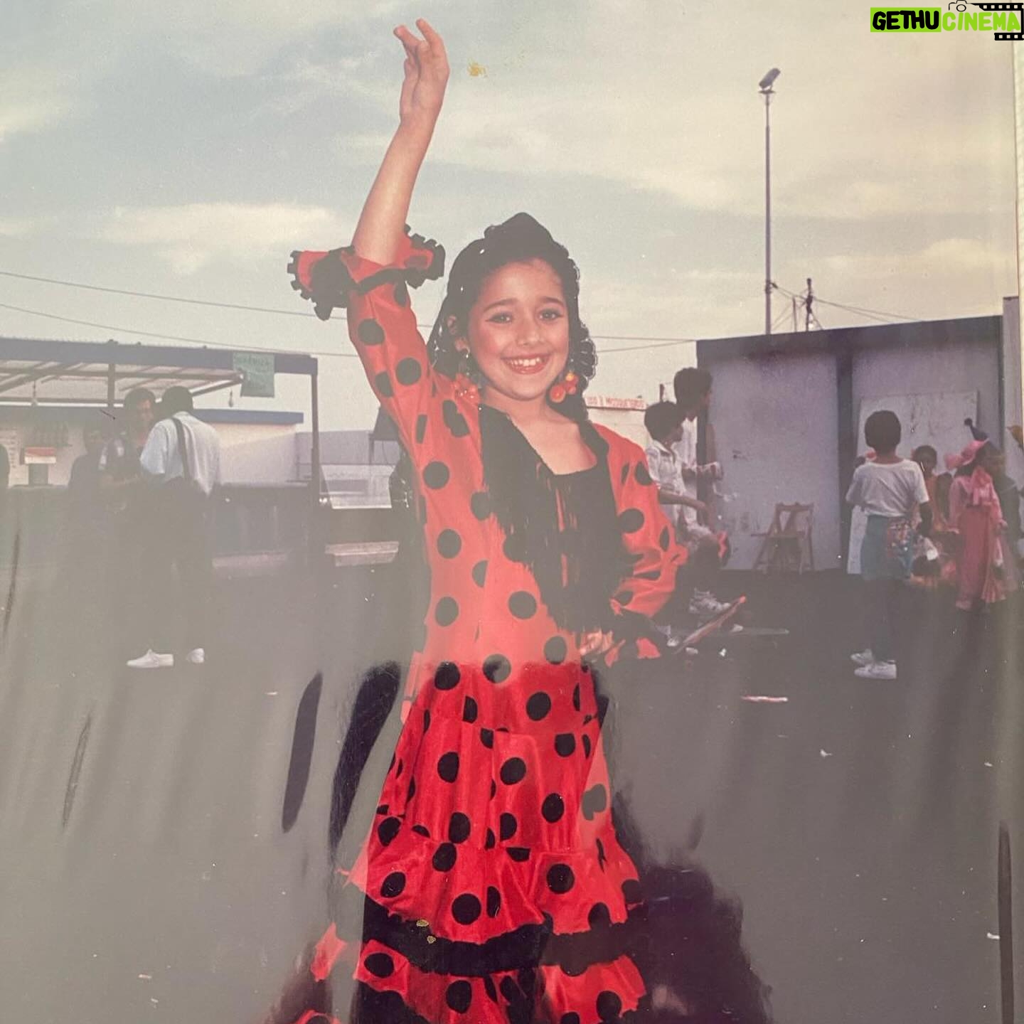 Mariam Hernández Instagram - Hace unos días cumplí 43 años… 43. Lo repito porque siempre me ha costado decir mi edad por aquí. El miedo al paso de los años, a que no me llamen tanto en mi trabajo por ser mayor , a no gustar (a los demás, o mejor dicho, “a ellos” ) … pues sí tengo 43 y aunque da vértigo , en todos los sentidos, me siento bien , probablemente mejor que antes. Me siento más valiente y más serena (y esto último ha sido un trabajo de muchos años). Hoy, mi hija me ha dicho que tenía que ponerse “guapa” porque Cocodrilo tenía que verla fabulosa…. “Tú ya eres fabulosa cariño, le dije! Y ponte lo que quieras sólo si a ti te gusta y tú quieres, ¡¡da igual lo que piense cocodrilo!!”… hay algo social que empieza a aflorar, el gustar, el encajar, la aprobación de los demás… “ . Pensé que ella saldría de eso, que sería más libre, pero está claro que hay que seguir en la lucha. Sigue el viaje… Felices 43 para mí ❣️