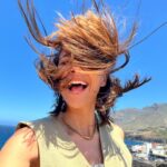 Mariam Hernández Instagram – Bañitos improvisados en bragas, bien de ventolera, plataneras al atardecer (y familia que me ayuda con la peque 😎).