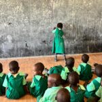 Mariam Hernández Instagram – @somosidealibre hace un trabajo tan tan increíble que estoy intentando asimilar todo lo que estoy viendo y viviendo aquí. Dan educación, comida, atención médica, psicológica y mucho amor y seguridad a tod@s l@s niñ@s que van al cole y a l@s que viven allí. Dan dignidad a esos niños y les ayudan a darse cuenta de que tienen derechos y merecen ser tratad@s con amor y respeto (algo que aquí no sucede a menudo).

Ojalá os enamoréis del proyecto, porque vale la pena, de verdad.

Desde Chumvi, con amor.