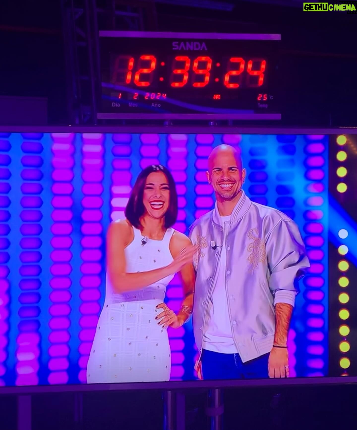 Mariam Hernández Instagram - Esta noche tenemos un pedazo de programa!! @hitlistrtvc estoy ya nerviosa en el sofá, @ivantorresep dale al playyyyyyyy 💥💥 @ehmoda @sandroparis 🤍 #hitlist #lamejormúsica #gustazodeequipo @rtvces