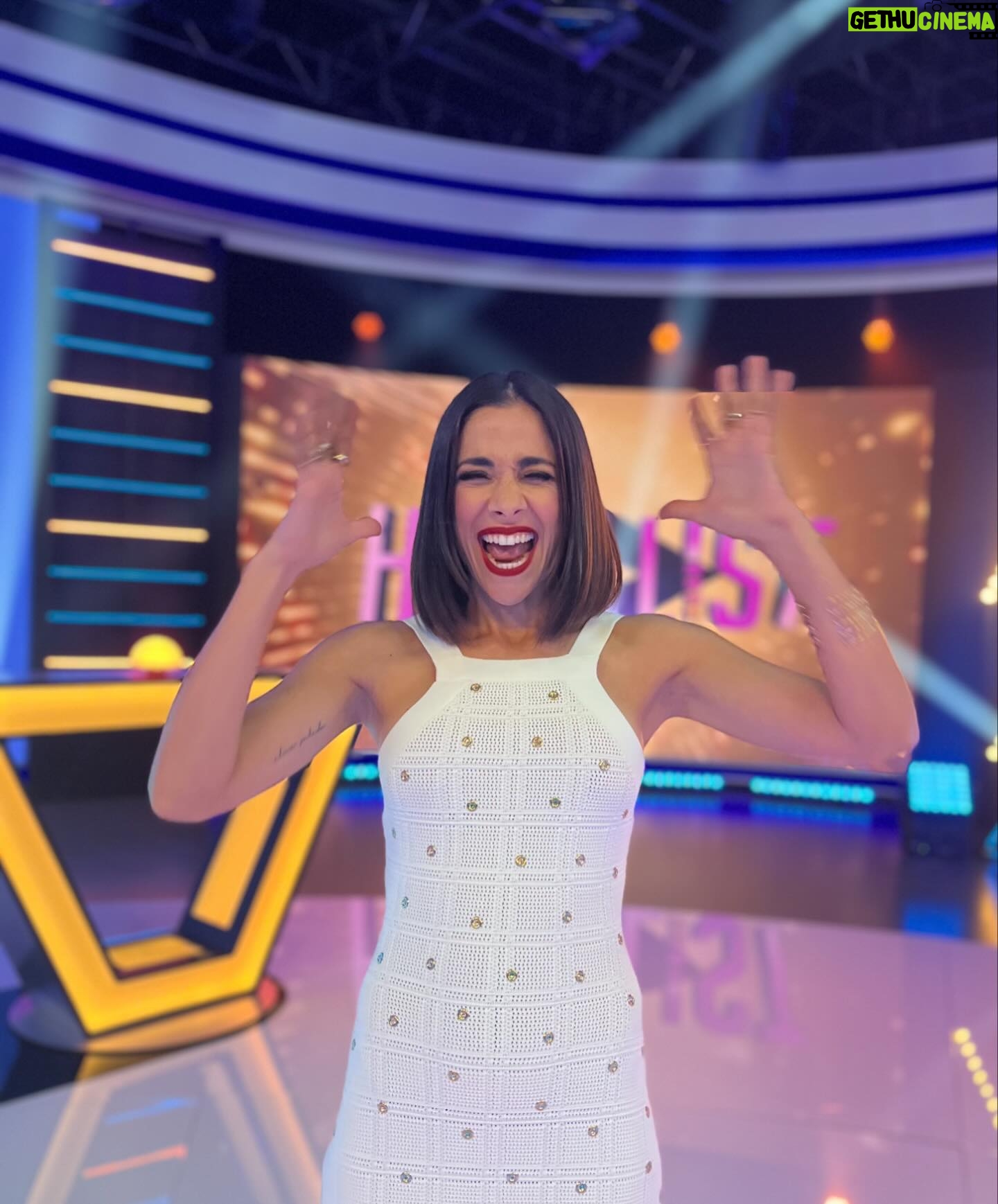 Mariam Hernández Instagram - Esta noche tenemos un pedazo de programa!! @hitlistrtvc estoy ya nerviosa en el sofá, @ivantorresep dale al playyyyyyyy 💥💥 @ehmoda @sandroparis 🤍 #hitlist #lamejormúsica #gustazodeequipo @rtvces