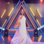 Mariam Hernández Instagram - Esta noche tenemos un pedazo de programa!! @hitlistrtvc estoy ya nerviosa en el sofá, @ivantorresep dale al playyyyyyyy 💥💥 @ehmoda @sandroparis 🤍 #hitlist #lamejormúsica #gustazodeequipo @rtvces