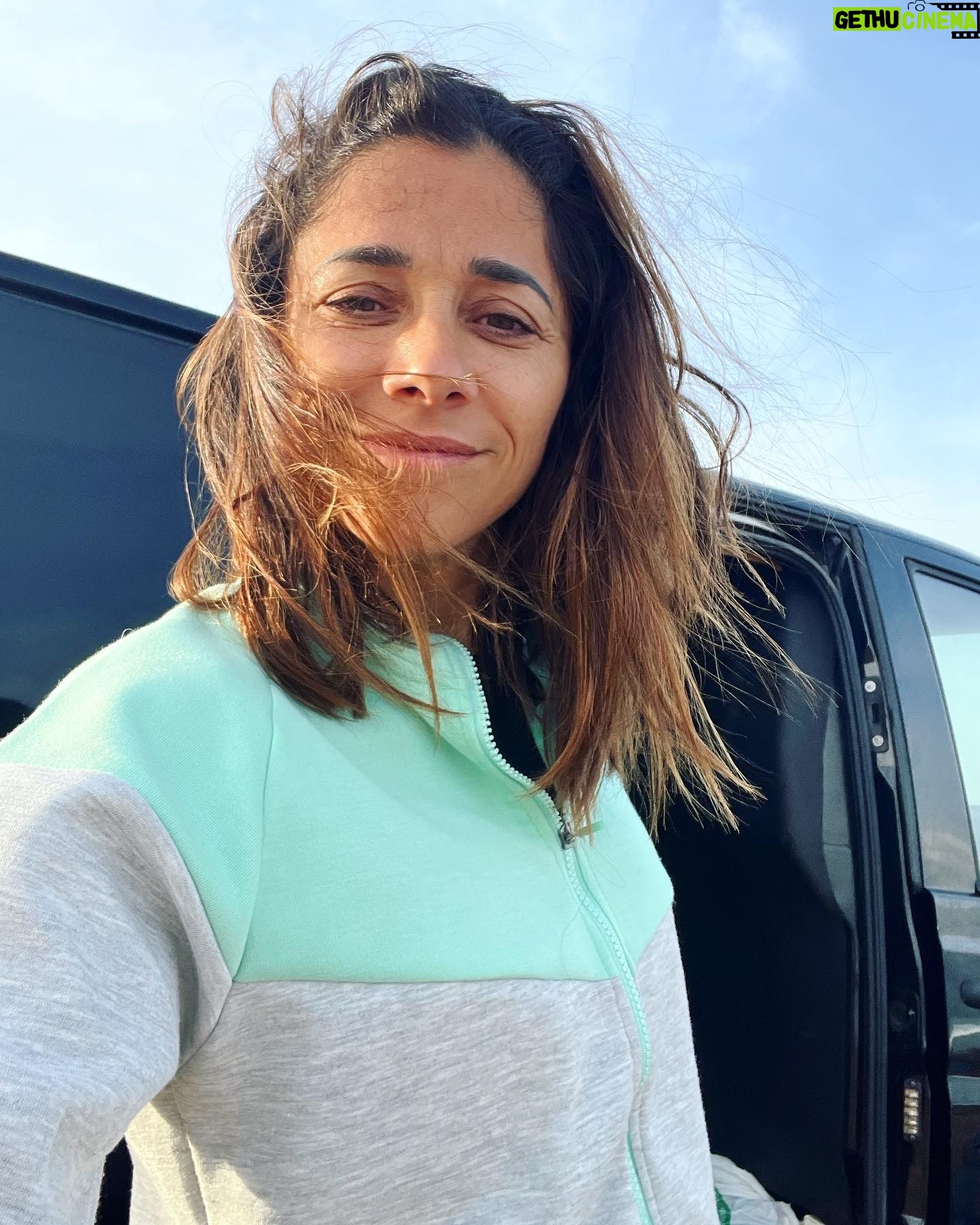 Mariam Hernández Instagram - Pocas cosas me gustan más que este plan: un buen chándal, vino, berberechos, mates mañaneros, playas vacías, charlas infinitas, mear bajo las estrellas… @an__nuk @xeniatostado ❣️ #fuerteventura #mejoresplanes #nochesbonitas #biendegranangular