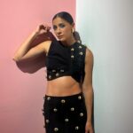 Mariam Hernández Instagram – Anoche @yslbeauty organizó un fiestón en Madrid y allí estuvimos entre vinos y bailes 💥💥

Gracias @noeminohales & @yslbeauty 💫
Y a mi querida @mardy_nogales que me acompaña siempre;))

Lookazo de @oficial_pero , joyas @dimeqmquieres , mocasines @geox y bolso @elisabettafranchi 

@dypcomunicacion @davidxdyp Què bien lo hacéis siempre amigos!! 

#yslbeauty #makeuplook