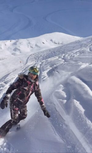 Mariam Hernández Instagram - Hacía mucho tiempo que no disfrutaba tanto!! El deporte es vida y el contacto con la Naturaleza también (y la nieve de hoy… una locura!!).

Gracias @baqueira_beret ,las súper clases de @alexcorbacho, el primer fuera de pista con @inigio y la compañía majorera @ki_nakimuli &family 🤍