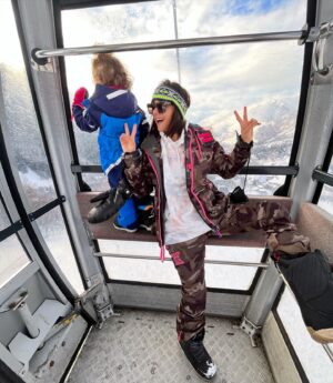 Mariam Hernández Instagram - Siempre sois el mejor plan @baqueira_beret 🤍❄️