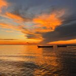 Mariam Hernández Instagram - Ayer hablaba con mi amiga @crisbarry y recordaba aquel mes que vivimos en Rote Island… Recuerdo el silencio, la tranquilidad, las olas y el tiempo, había tiempo para ver los mejores atardeceres del mundo cada día, para hablar, para pasear… cuando no hay tiendas, ni nos crean necesidades materiales ridículas continuamente, el tiempo es verdaderamente tuyo. @keongvillas_rote volveremos! ❣️