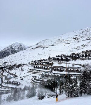 Mariam Hernández Instagram - Siempre sois el mejor plan @baqueira_beret 🤍❄️