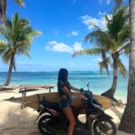 Mariam Hernández Instagram - Ayer hablaba con mi amiga @crisbarry y recordaba aquel mes que vivimos en Rote Island… Recuerdo el silencio, la tranquilidad, las olas y el tiempo, había tiempo para ver los mejores atardeceres del mundo cada día, para hablar, para pasear… cuando no hay tiendas, ni nos crean necesidades materiales ridículas continuamente, el tiempo es verdaderamente tuyo. @keongvillas_rote volveremos! ❣️