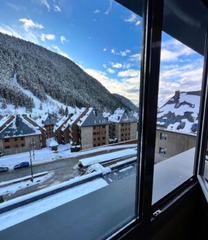 Mariam Hernández Instagram - Siempre sois el mejor plan @baqueira_beret 🤍❄️