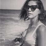 Mariam Hernández Instagram – Me educaron para gustar sin molestar, para agradar, para sonreír a las vecinas y dar besos a cualquiera que se acercara a mí. Me educaron para no rechistar si me tocaban la cabeza o los mofletes. Me educaron para caer bien, y ser maja y agradable. 

Llevo más de 20 años de terapia para poder decir No (a veces, no siempre lo consigo), para quererme (más que antes), para intentar descubrir quién soy yo, independientemente de lo que opinen los demás. Qué quiero, qué me gusta, qué y quiénes me hacen felices. Para poder apartar a personas de mi vida y poner a otras en su sitio sin sentir que no tengo derecho.

Pongo esta foto porque muchas veces me he sentido “culpable” por verme bella o sexy o atractiva. Sólo me permitía gustar/me si no era molesto para los demás, si “me seguían queriendo”.

Ayer cuestionaron en mi familia mi manera de educar a mi hija, la falta de límites (según ell@s), su carácter (nunca hace lo que esperan los demás, no intenta caer bien). Y no me molestó … porque por fin estoy muy segura de algo y porque me siento muy orgullosa de la manera en que estoy educando a mi hija. Ojalá pueda ser libre, quererse tal cual es y poner límites. Ella no necesita gustar, ni ser agradable,  y eso me flipa. Me flipa mucho.

Esto nos pasa a muchas y este mundo de las redes engaña tanto, que mejor compartir.