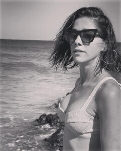 Mariam Hernández Instagram - Me educaron para gustar sin molestar, para agradar, para sonreír a las vecinas y dar besos a cualquiera que se acercara a mí. Me educaron para no rechistar si me tocaban la cabeza o los mofletes. Me educaron para caer bien, y ser maja y agradable. Llevo más de 20 años de terapia para poder decir No (a veces, no siempre lo consigo), para quererme (más que antes), para intentar descubrir quién soy yo, independientemente de lo que opinen los demás. Qué quiero, qué me gusta, qué y quiénes me hacen felices. Para poder apartar a personas de mi vida y poner a otras en su sitio sin sentir que no tengo derecho. Pongo esta foto porque muchas veces me he sentido “culpable” por verme bella o sexy o atractiva. Sólo me permitía gustar/me si no era molesto para los demás, si “me seguían queriendo”. Ayer cuestionaron en mi familia mi manera de educar a mi hija, la falta de límites (según ell@s), su carácter (nunca hace lo que esperan los demás, no intenta caer bien). Y no me molestó … porque por fin estoy muy segura de algo y porque me siento muy orgullosa de la manera en que estoy educando a mi hija. Ojalá pueda ser libre, quererse tal cual es y poner límites. Ella no necesita gustar, ni ser agradable, y eso me flipa. Me flipa mucho. Esto nos pasa a muchas y este mundo de las redes engaña tanto, que mejor compartir.