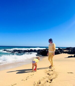 Mariam Hernández Instagram - Esas cosas que pensaste que nunca harías… pues nunca  digas nunca, ahora visto igual que mi hija y se me cae la baba 🤪

Aunque no soy muy de estas fechas , con ella las disfruto un poquito más.
Gracias @companiafantastica por los regalazos a juego.