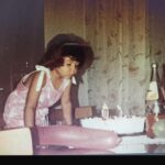 Mariam Hernández Instagram – Hace unos días cumplí 43 años… 43. Lo repito porque siempre me ha costado decir mi edad por aquí. El miedo al paso de los años, a que no me llamen tanto en mi trabajo por ser mayor , a no gustar (a los demás, o mejor dicho, “a ellos” ) … pues sí tengo 43 y aunque da vértigo , en todos los sentidos, me siento bien , probablemente mejor que antes. Me siento más valiente y más serena (y esto último ha sido un trabajo de muchos  años).

Hoy, mi hija me ha dicho  que tenía que ponerse “guapa” porque Cocodrilo tenía  que verla fabulosa…. “Tú ya eres fabulosa cariño, le dije! Y ponte lo que quieras sólo si a ti te gusta y tú quieres, ¡¡da igual lo que piense cocodrilo!!”… hay algo social que empieza a aflorar, el gustar, el encajar, la aprobación de los demás… “ . Pensé que ella saldría de eso, que sería más libre, pero está claro que hay que seguir  en la lucha. Sigue el viaje…
Felices 43 para mí ❣️