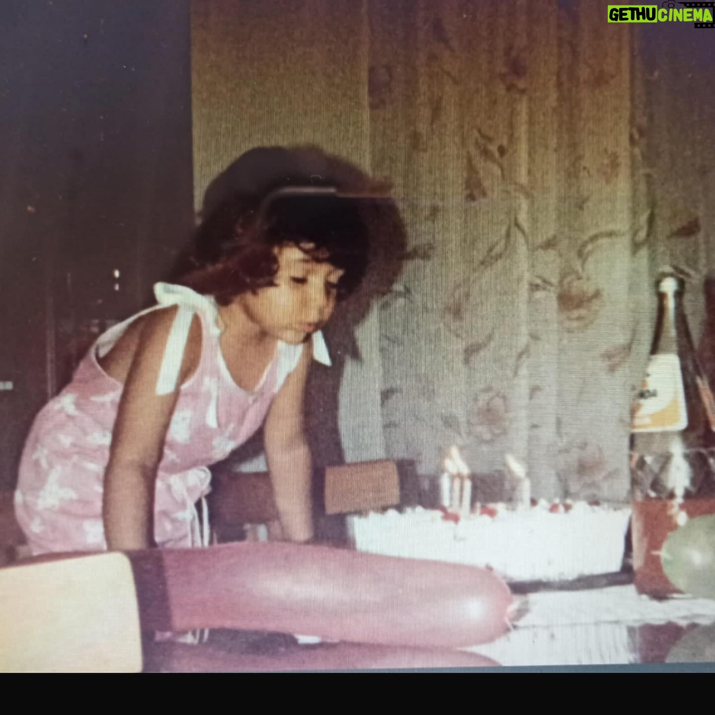 Mariam Hernández Instagram - Hace unos días cumplí 43 años… 43. Lo repito porque siempre me ha costado decir mi edad por aquí. El miedo al paso de los años, a que no me llamen tanto en mi trabajo por ser mayor , a no gustar (a los demás, o mejor dicho, “a ellos” ) … pues sí tengo 43 y aunque da vértigo , en todos los sentidos, me siento bien , probablemente mejor que antes. Me siento más valiente y más serena (y esto último ha sido un trabajo de muchos años). Hoy, mi hija me ha dicho que tenía que ponerse “guapa” porque Cocodrilo tenía que verla fabulosa…. “Tú ya eres fabulosa cariño, le dije! Y ponte lo que quieras sólo si a ti te gusta y tú quieres, ¡¡da igual lo que piense cocodrilo!!”… hay algo social que empieza a aflorar, el gustar, el encajar, la aprobación de los demás… “ . Pensé que ella saldría de eso, que sería más libre, pero está claro que hay que seguir en la lucha. Sigue el viaje… Felices 43 para mí ❣️