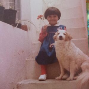Mariam Hernández Instagram - Hace unos días cumplí 43 años… 43. Lo repito porque siempre me ha costado decir mi edad por aquí. El miedo al paso de los años, a que no me llamen tanto en mi trabajo por ser mayor , a no gustar (a los demás, o mejor dicho, “a ellos” ) … pues sí tengo 43 y aunque da vértigo , en todos los sentidos, me siento bien , probablemente mejor que antes. Me siento más valiente y más serena (y esto último ha sido un trabajo de muchos  años).

Hoy, mi hija me ha dicho  que tenía que ponerse “guapa” porque Cocodrilo tenía  que verla fabulosa…. “Tú ya eres fabulosa cariño, le dije! Y ponte lo que quieras sólo si a ti te gusta y tú quieres, ¡¡da igual lo que piense cocodrilo!!”… hay algo social que empieza a aflorar, el gustar, el encajar, la aprobación de los demás… “ . Pensé que ella saldría de eso, que sería más libre, pero está claro que hay que seguir  en la lucha. Sigue el viaje…
Felices 43 para mí ❣️