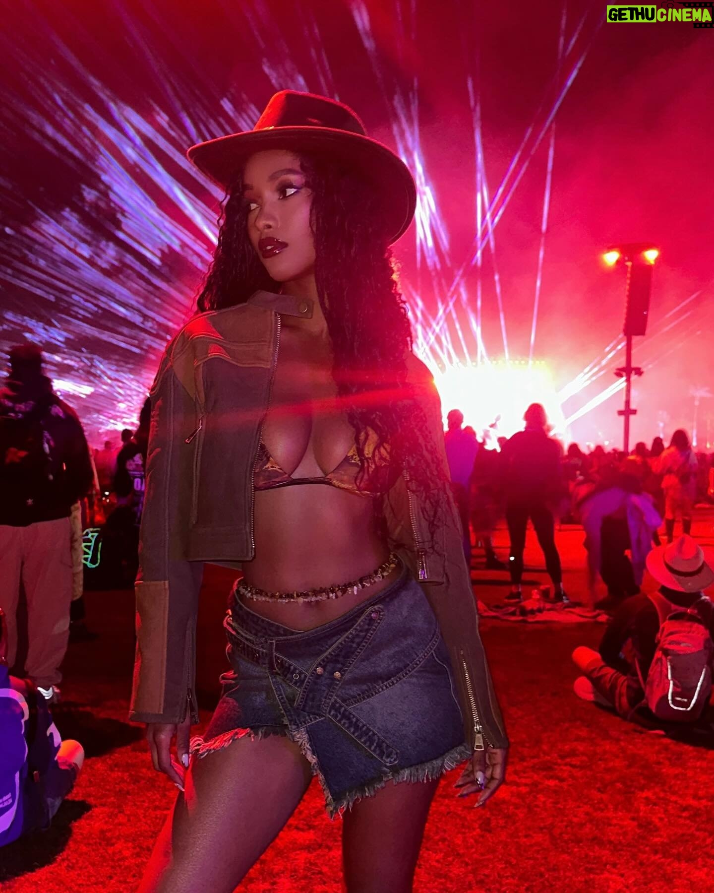 Mariama Diallo Instagram - Meet me in the desert 🌵 🧚🏾 @revolve #revolvefestival