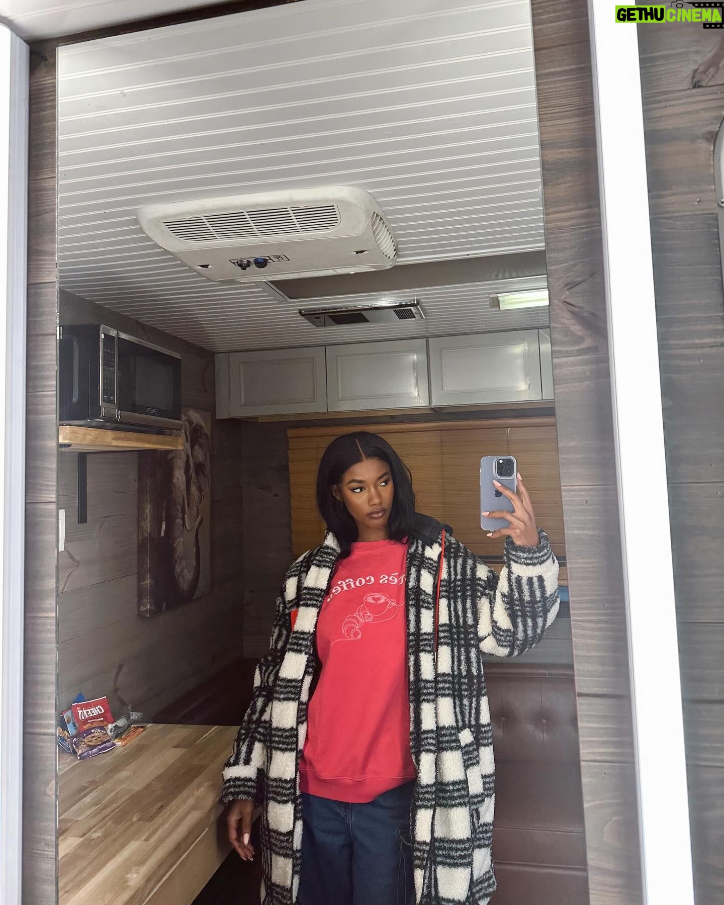 Mariama Diallo Instagram - Grateful for the amazing souls I meet on set, you make this journey even more special. Shooting this TV series was pure magic - Huge thank you to my incredible cast and crew! 🎬💕 Episode 4 of Black Hamptons is out now! #SetLifeChronicles #ActorsLife #bts Episode 4 of @blackhamptonsbet is out now.