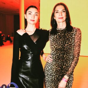 Mariana Arias Instagram - La puesta, la luz, la música, y claro, la colección #verano24 de @mishkabuenosaires 
Y Nosotras juntas disfrutando de todo! @palcepeda 
@grupomass