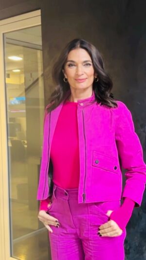 Mariana Arias Instagram - #noticieroAM de 6 a 8 por @lanacionmas 
@claraibargurenoficial outfit
@china.aguinaga @manuelameroni vestuario
@danimaletlopez makeup
@freire.ale pelo