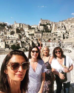 Mariana Arias Instagram - Estoy emocionada por este viaje a Italia con amigas hermosas, entrañables, íntimas. Conocemos todo de cada una desde el colegio y nos queremos como somos, así. Nos reímos mucho!! Un viaje soñado hace mucho tiempo, que se hizo realidad y superó ampliamente lo imaginado! 
Gracias, Gracias, mil veces gracias!! 
Las amo!
@mernatali @maria_marta_torres @aliciamaleman