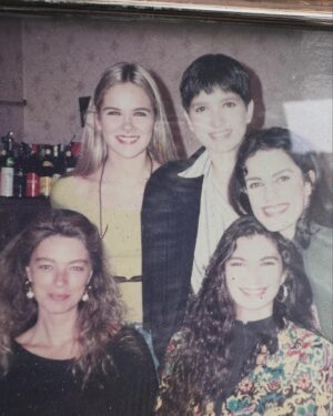 Mariana Arias Instagram - Cómo decirte que sos parte fundamental de mi vida, de mi día a día, que te quiero tanto, que compartimos familia y eso nos hace familia. Que siempre nos reímos a carcajadas con tu humor ácido que me contagias, que a veces discutimos pero nunca demasiado, que nos cuidamos, nos despertamos mutuamente. Gracias por ser mi amiga querida @elizabeth.a.marquez 
Por ser madrina de mi hija y yo madrina de la tuya! Te mereces todo y más. Que sea un gran año!!
En la foto, todas amigas queridas
@tgarbesi @nequigalotti @marianalagarrigue 
@elizabeth.a.marquez