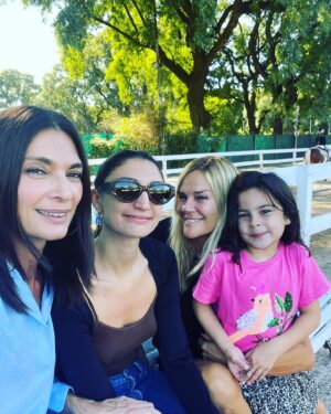Mariana Arias Instagram - Que felicidad todas juntas. Madrinas y ahijadas. Familia elegida!