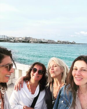 Mariana Arias Instagram - Estoy emocionada por este viaje a Italia con amigas hermosas, entrañables, íntimas. Conocemos todo de cada una desde el colegio y nos queremos como somos, así. Nos reímos mucho!! Un viaje soñado hace mucho tiempo, que se hizo realidad y superó ampliamente lo imaginado! 
Gracias, Gracias, mil veces gracias!! 
Las amo!
@mernatali @maria_marta_torres @aliciamaleman