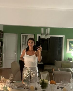 Mariana Arias Instagram - Bienvenido 2024! Te espero deseante y abierta, con cosas aprendidas y otras pendientes, pero acá, con emoción y conectada, cada vez más. Igual falta, pero vamos. Gracias a todos lo que me acompañaron en 2023, año por un lado, mágico y también arduo, hubo mucho que hacer para estar bien. Hacia eso, estar plena, se viene!