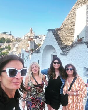 Mariana Arias Instagram - Estoy emocionada por este viaje a Italia con amigas hermosas, entrañables, íntimas. Conocemos todo de cada una desde el colegio y nos queremos como somos, así. Nos reímos mucho!! Un viaje soñado hace mucho tiempo, que se hizo realidad y superó ampliamente lo imaginado! 
Gracias, Gracias, mil veces gracias!! 
Las amo!
@mernatali @maria_marta_torres @aliciamaleman