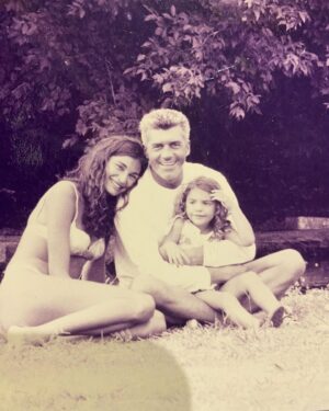 Mariana Arias Instagram - Ricardo, amigo querido, hermano. Te amo y te amaré siempre! Fuiste testigo de mi vida y yo de la tuya durante mas de 30 años. Estuvimos uno al lado del otro en las buenas y en las malas. La muerte de tu madre, de mi padre, los almuerzos de los domingos con mama, papa, Ana y balita. Mi casamiento, tus parejas, las mías. El nacimiento de Paloma. Nuestras peleas y reconciliaciones.  Aunque hacia tiempo que no nos veíamos, Se que en el momento mas difícil, cuando pudiste volver a la luz, estuvimos de la mano. Mi corazón esta  en paz! Te voy a extrañar, pero se que siempre estarás cerca acompañándome! ❤️