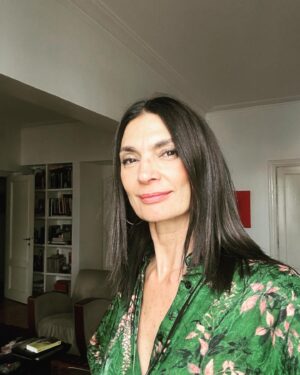 Mariana Arias Instagram - Estar en casa, con tiempo para crear, meditar, pensar. Volver a mi! Cuanta falta hace darse esos momentos que nutren y hacen recobrar la confianza en uno mismo. A veces uno deja que algunas personas configuren tu valía. No hay que dejarse llevar por la mirada del otro. La verdad es interior, como dice el I Ching. Lejos de ser solamente espiritual, ser también intelectual, una intelectualidad que vaya más profundo, que se tope con las emociones, con lo que sentís. Construir la propia vida, dejando el miedo y tomando el timón de tus deseos más profundos. Para eso, hace falta Tiempo!