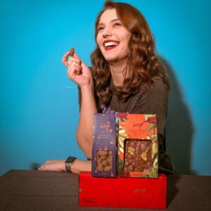 Mariana Lessa Instagram - Comendo chocolate, eu sempre tô feliz e vocês?
@dengochocolates 
#dengochocolates 
#publi