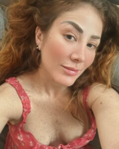 Mariana Avila Instagram - Otra vez pensando de más… 🕸️ 👩‍🦰