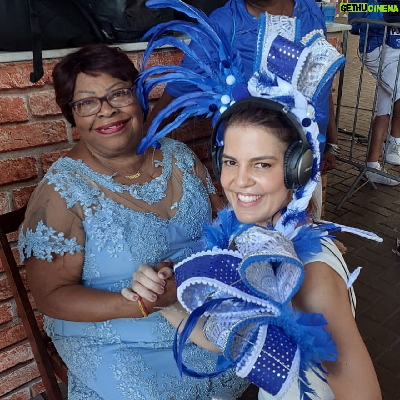 Mariana Gross Instagram - Respeito. A benção de @tiasurica.oficial Baluarte e Presidente de Honra da Portela, no centenário da azul e branca. 💙🤍